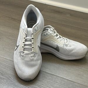 Nike Pegasus 40  White Athletic Sneakers size 5.5 women’s